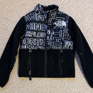 The North Face Kids Black Graphic Logo Fleece Jacket